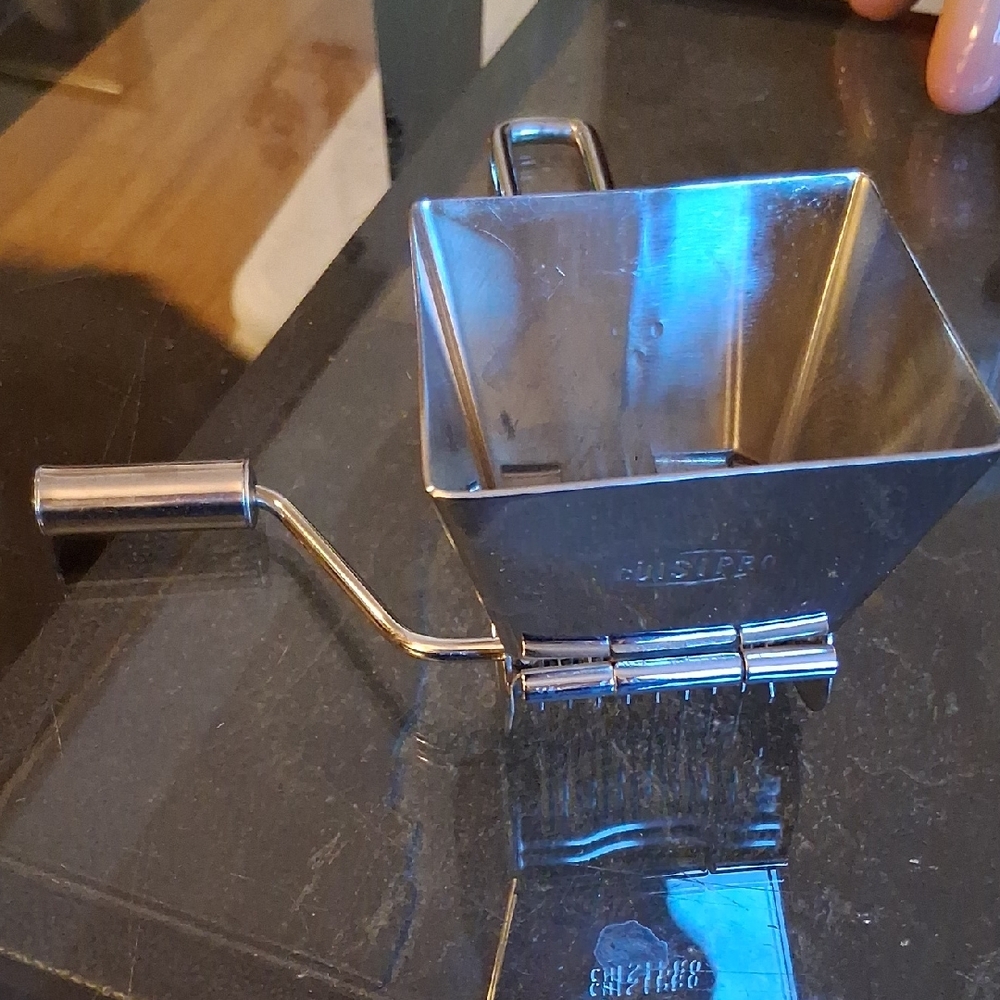 CUISIPRO HAND MILL/GRATER